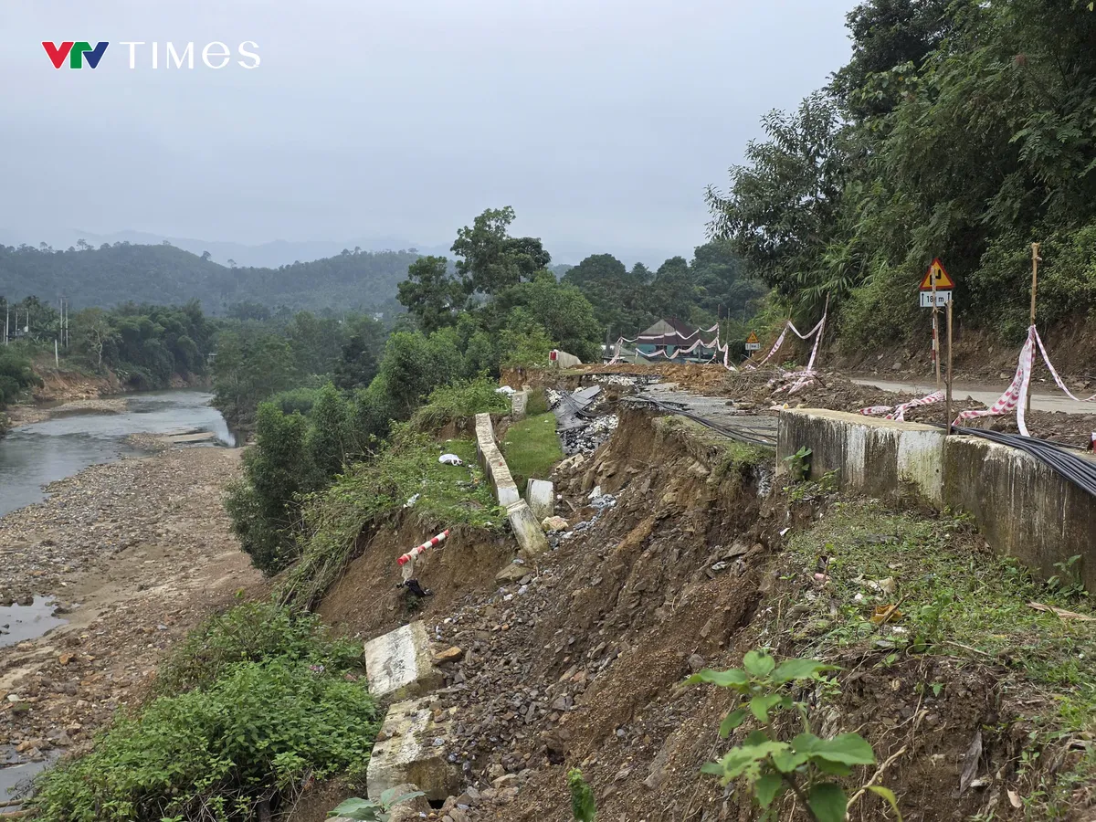 Nghệ An: Tuyến quốc lộ có hàng loạt điểm sạt lở nghiêm trọng - Ảnh 2.