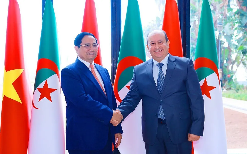 Thủ tướng Algeria Sifi Ghrieb đón Thủ tướng Phạm Minh Chính. (Ảnh: TTXVN)