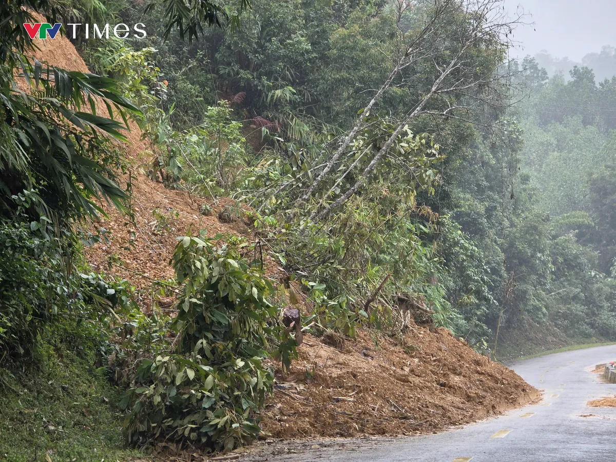 Nghệ An: Tuyến quốc lộ có hàng loạt điểm sạt lở nghiêm trọng - Ảnh 3.