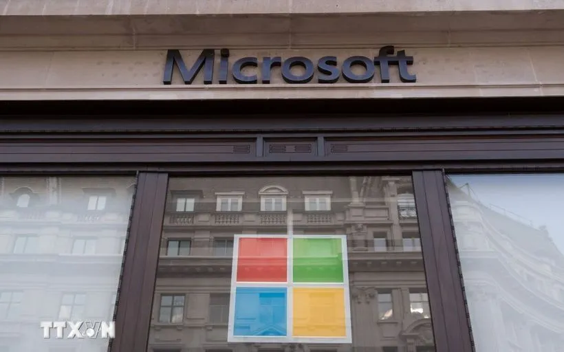 Biểu tượng Microsoft tại cửa hàng ở London, Anh. (Ảnh: Kyodo/TTXVN)
