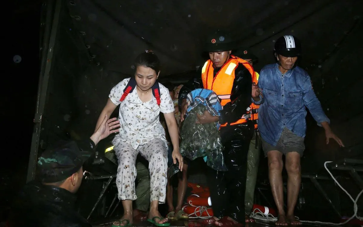 Lực lượng chức năng tỉnh Gia Lai xuyên đêm đưa người dân đến nơi an toàn