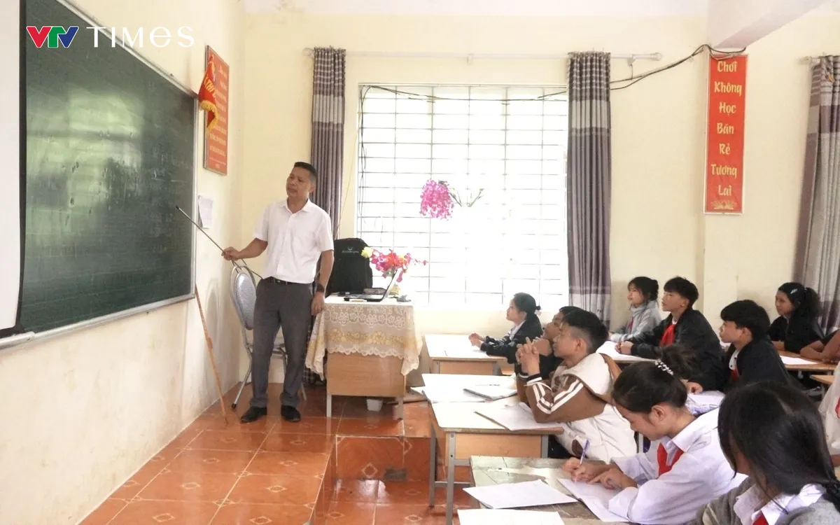 Giáo viên Trường PTDTBT THCS Ma Ly Pho tận tình giảng bài cho học sinh trong lớp học còn nhiều thiếu thốn, góp phần nâng bước các em vùng biên đến với tri thức.