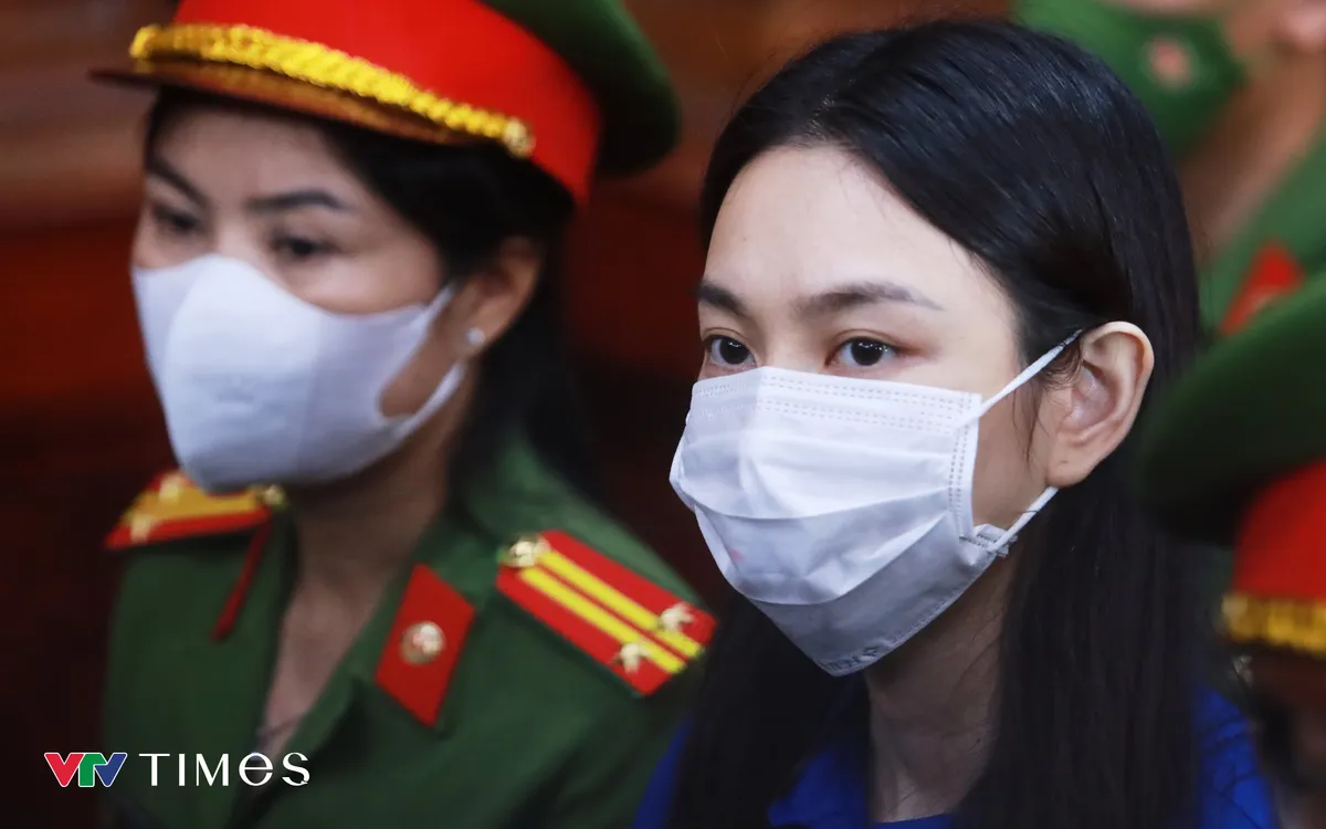 Bị cáo Nguyễn Thúc Thùy Tiên tại phiên toà sáng 19/11. (Ảnh: Long Hiếu)