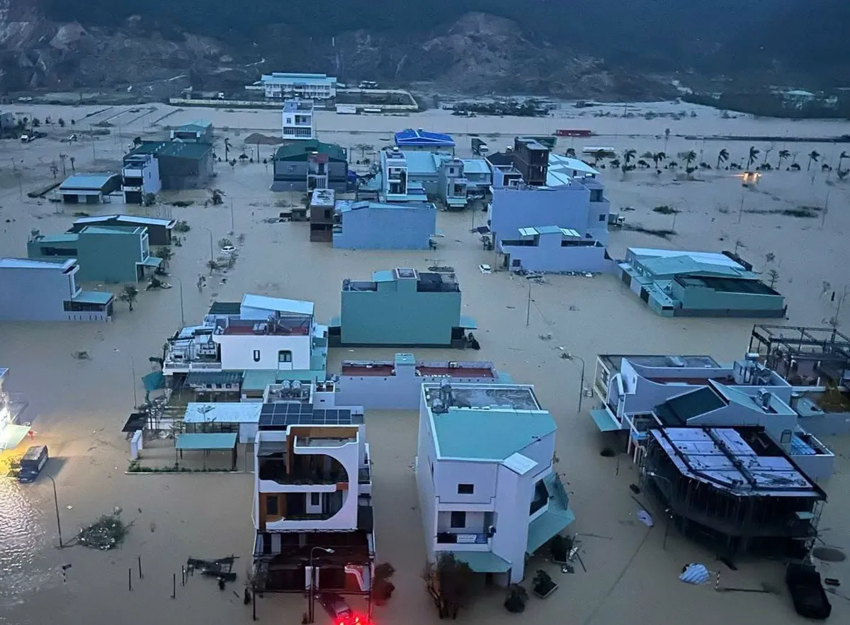 Nước lũ dâng cao bất ngờ, nhiều người dân ở Đông Gia Lai cầu cứu - Ảnh 2.