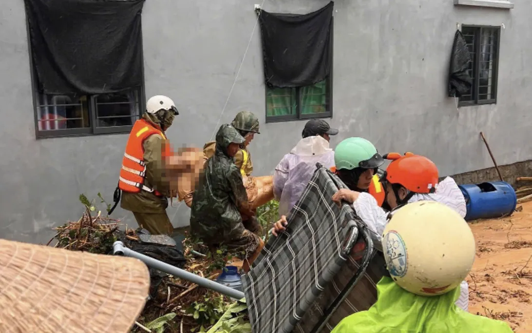 Cơ quan chức năng đưa thi thể nạn nhân ra khỏi hiện trường.