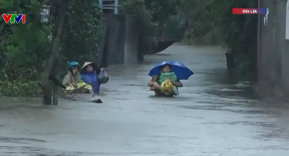 Bằng mọi biện ph&aacute;p tiếp cận ngay c&aacute;c khu vực bị c&ocirc; lập, chia cắt để hỗ trợ người d&acirc;n - Ảnh 1.
