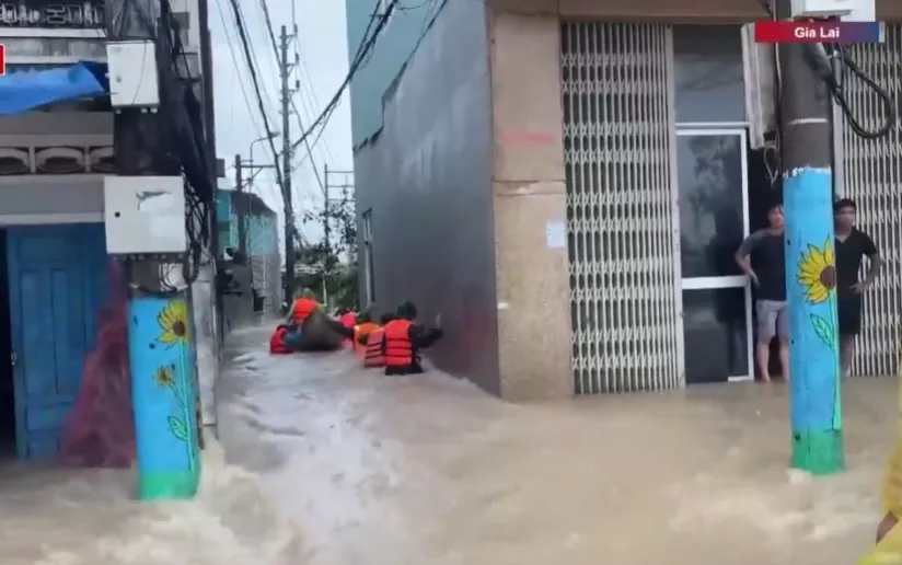 Gia Lai ngập sâu, quốc lộ 1 tê liệt, hơn 36.000 người bị cô lập do mưa lớn - Ảnh 1.