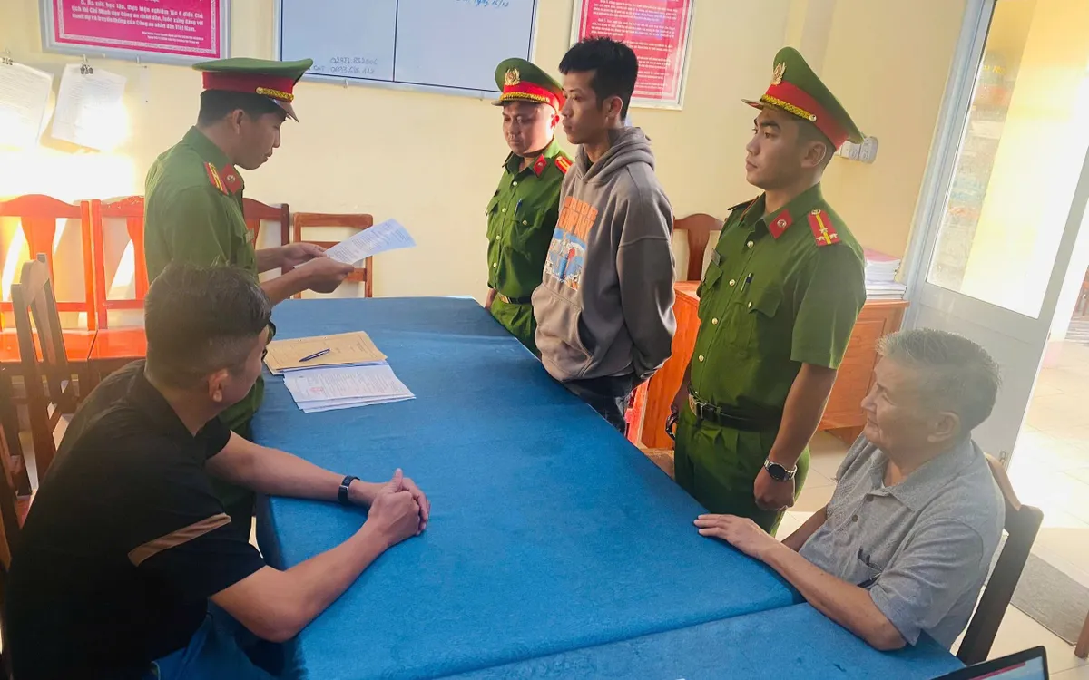 Công an đặc khu thi hành Lệnh bắt tạm giam đối với đối tượng. Ảnh: Công an An Giang