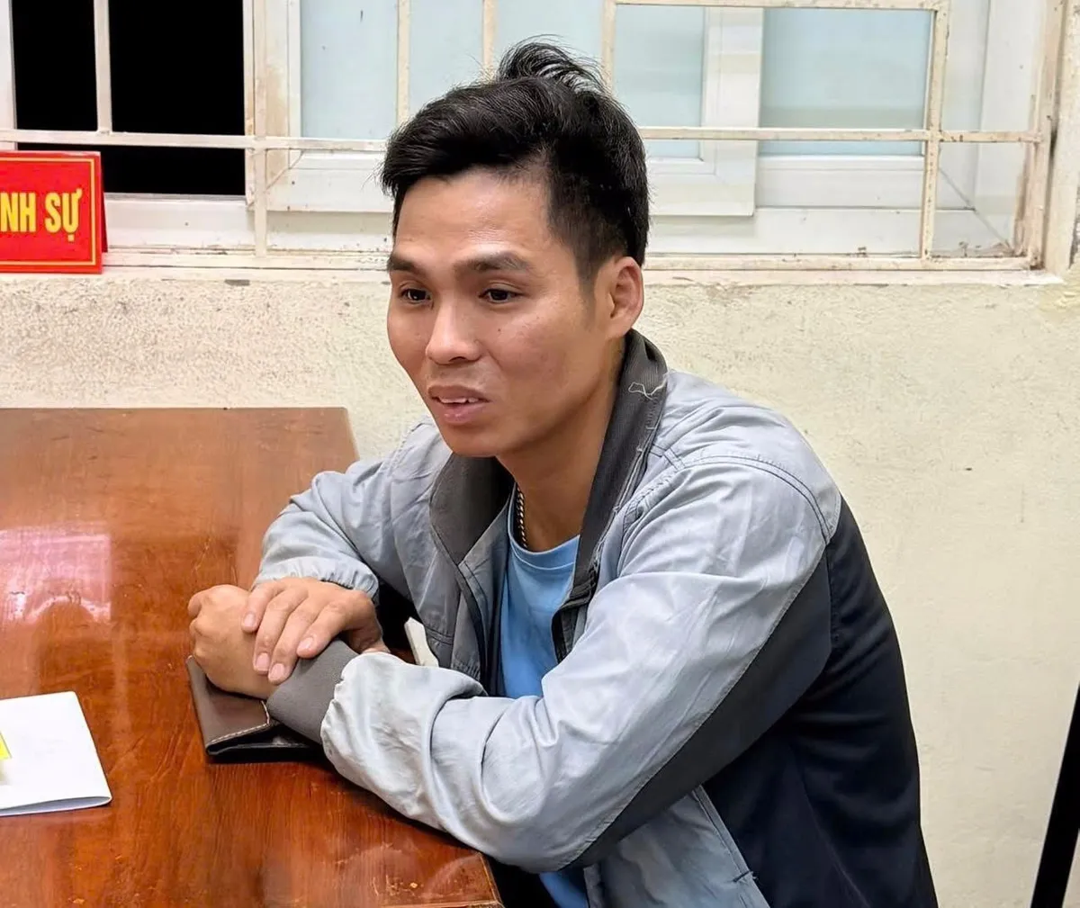 Tạm giữ tài xế xe tải lao vào CSGT ở Hà Nội khi bị kiểm tra - Ảnh 1.