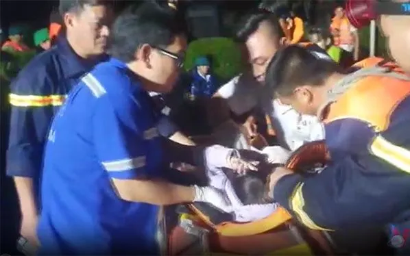 Lực lượng chức năng tỉnh Khánh Hòa kịp thời đưa cháu bé đi cấp cứu.