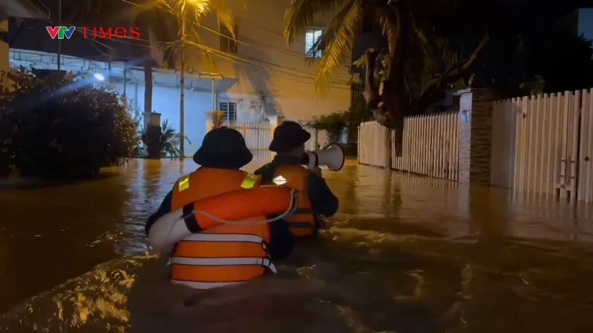 Khánh Hòa: Mưa lũ làm 10 người chết, 2 mất tích. Kích hoạt phương án ứng phó khẩn cấp - Ảnh 4.