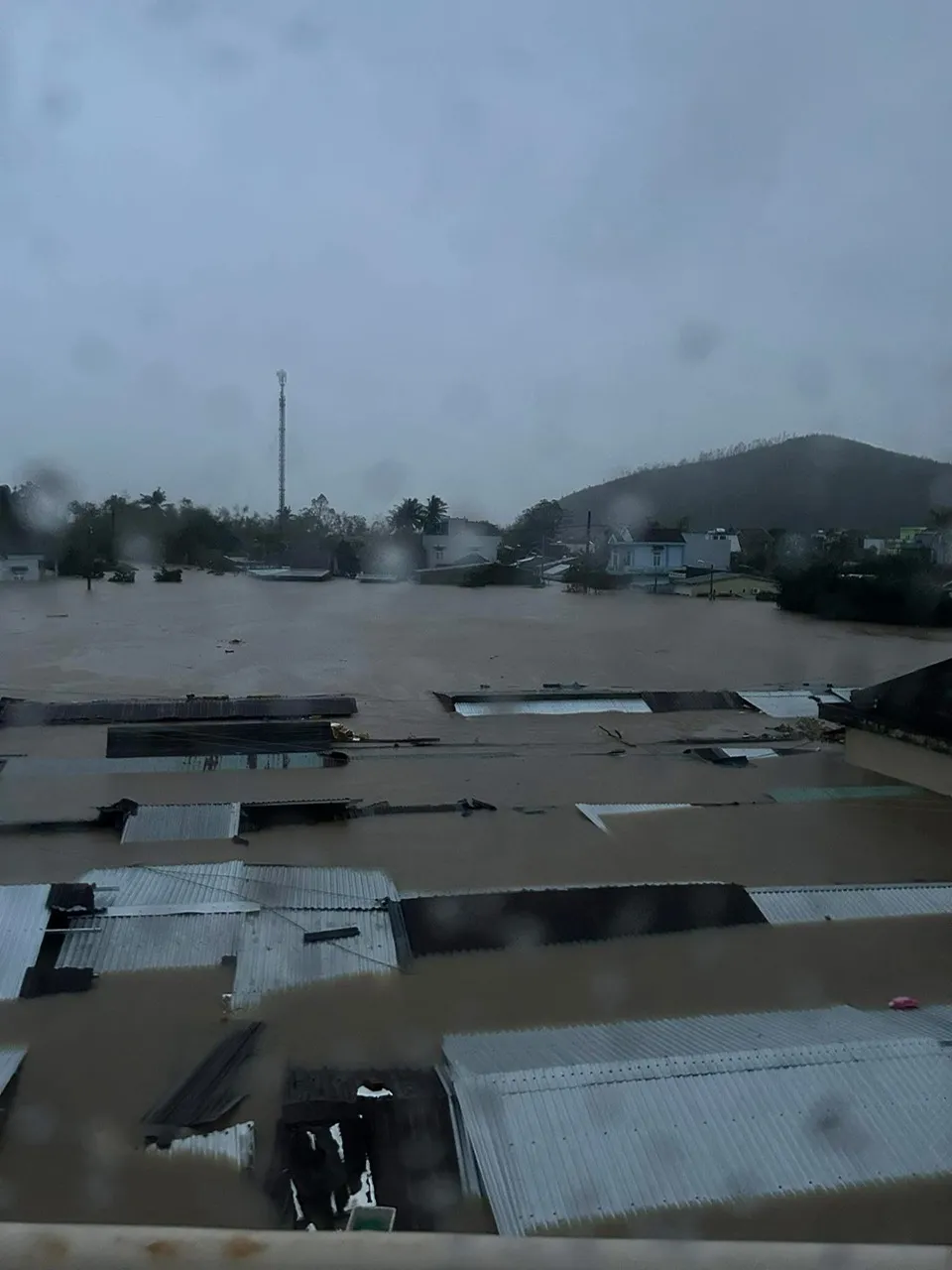 Đắk Lắk: Nước lũ dâng cao trong đêm, nhiều nhà dân bị ngập đến nóc, người dân hoảng loạn cầu cứu - Ảnh 1.