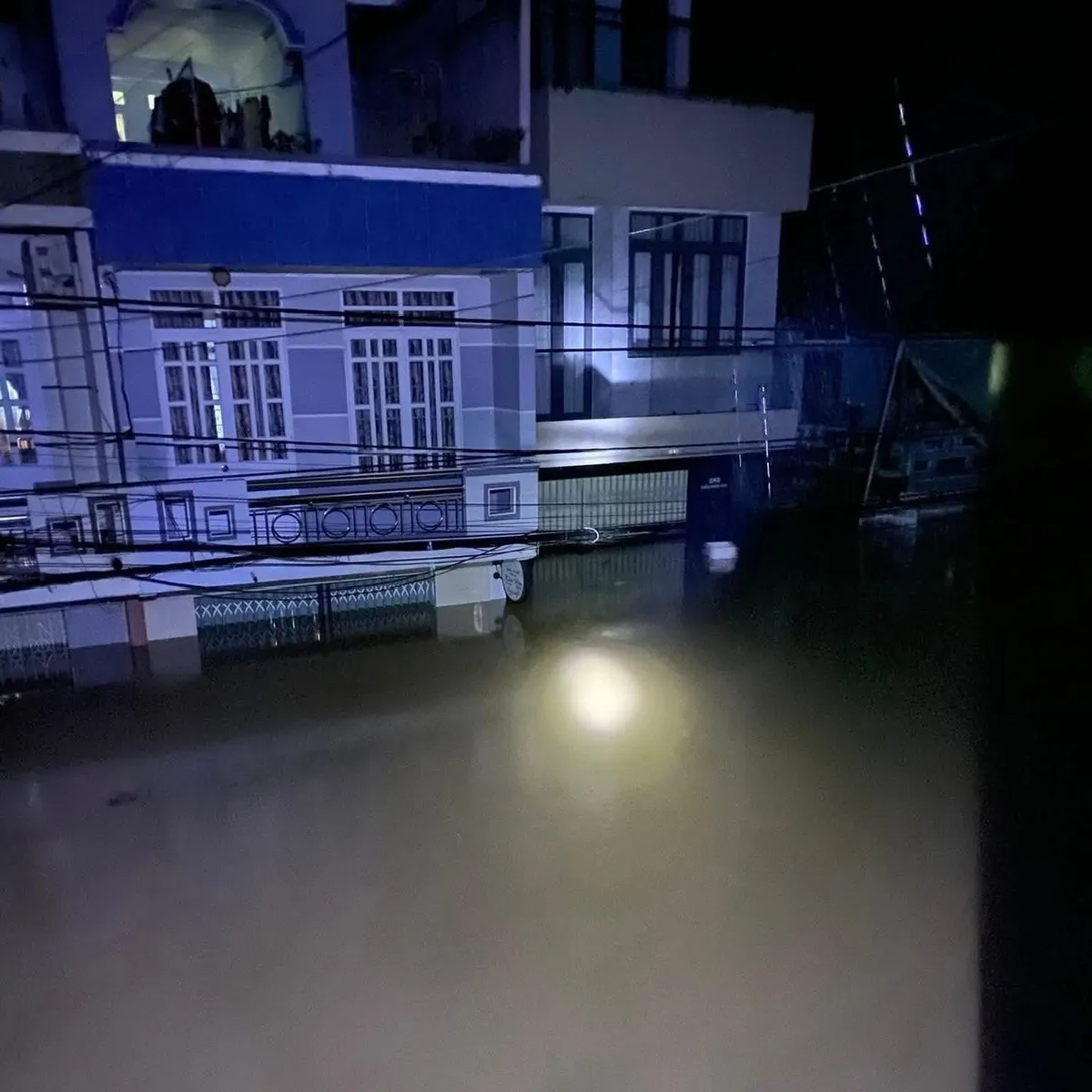 Đắk Lắk: Nước lũ dâng cao trong đêm, nhiều nhà dân bị ngập đến nóc, người dân hoảng loạn cầu cứu - Ảnh 5.