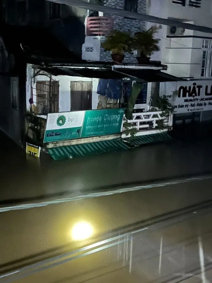 Đắk Lắk: Nước lũ dâng cao trong đêm, nhiều nhà dân bị ngập đến nóc, người dân hoảng loạn cầu cứu - Ảnh 6.