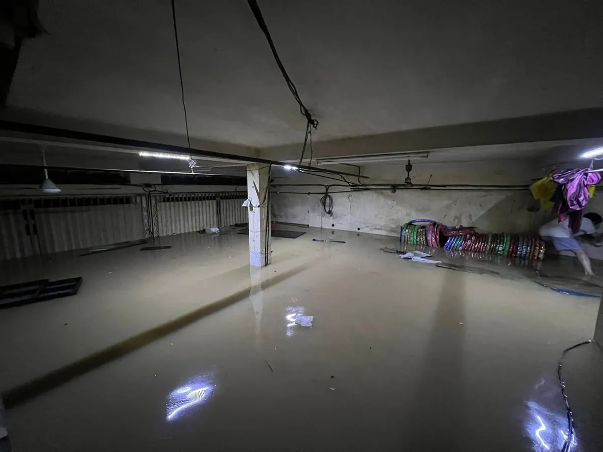 Đắk Lắk: Nước lũ dâng cao trong đêm, nhiều nhà dân bị ngập đến nóc, người dân hoảng loạn cầu cứu - Ảnh 7.