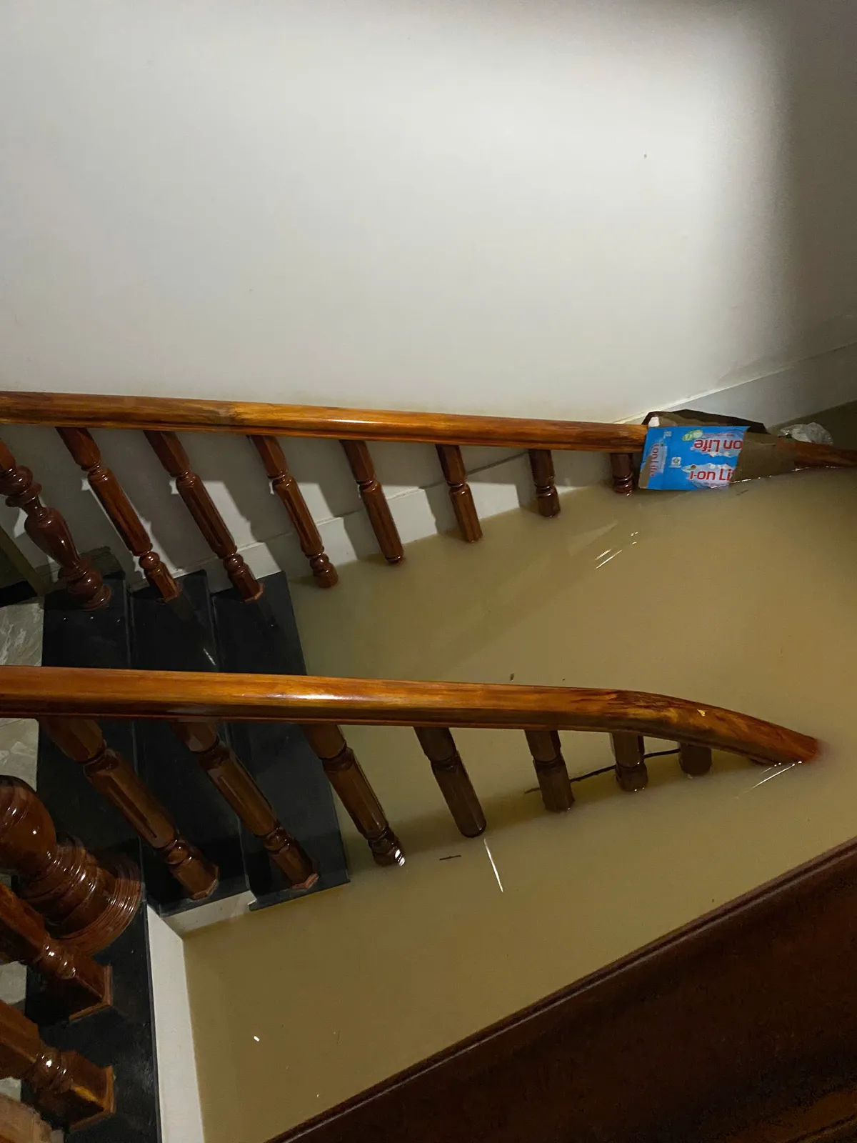 Đắk Lắk: Nước lũ dâng cao trong đêm, nhiều nhà dân bị ngập đến nóc, người dân hoảng loạn cầu cứu - Ảnh 4.