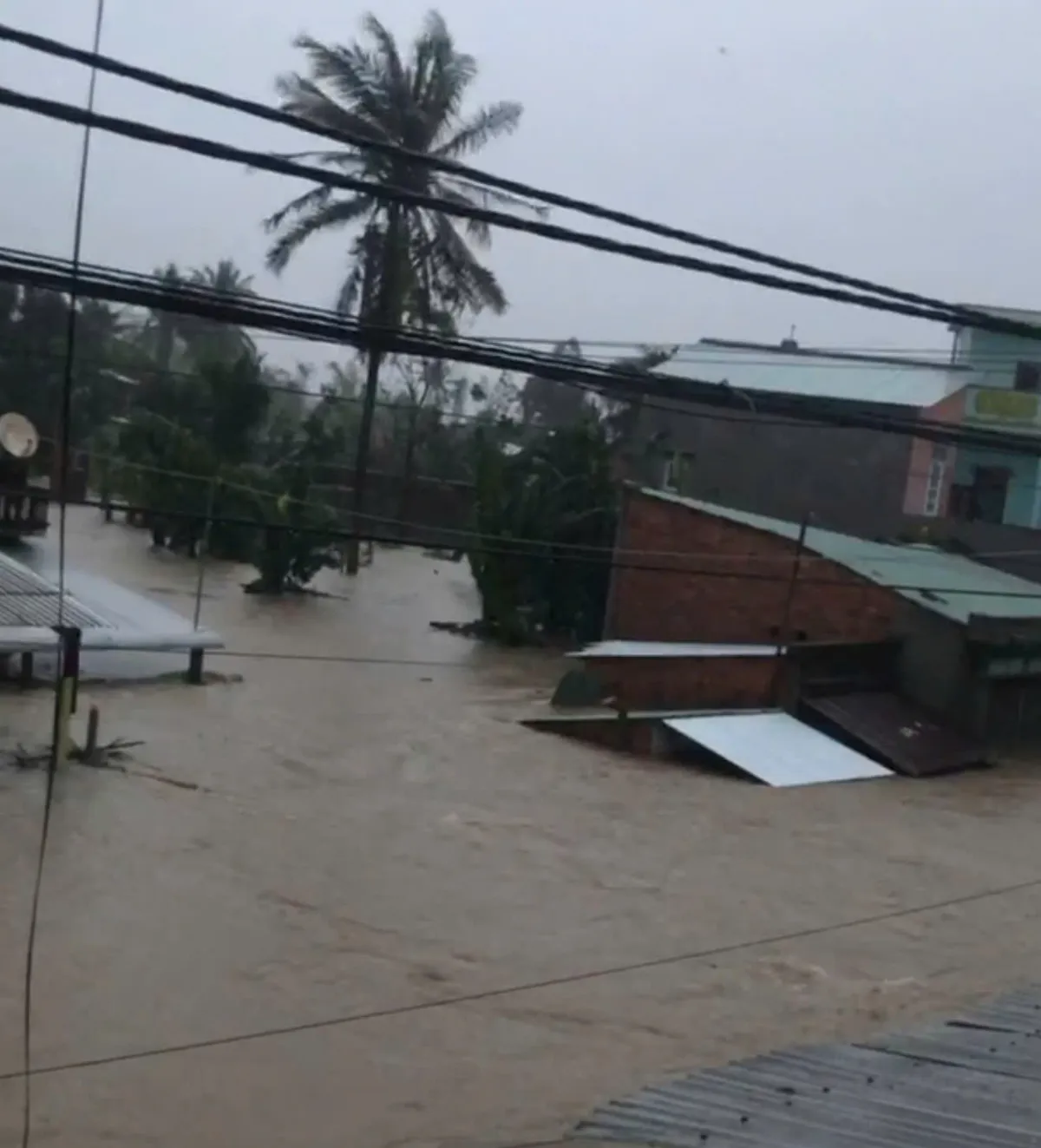 Đắk Lắk: Nước lũ dâng cao trong đêm, nhiều nhà dân bị ngập đến nóc, người dân hoảng loạn cầu cứu - Ảnh 3.