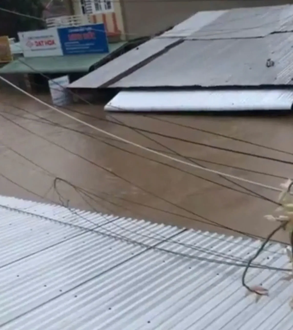 Đắk Lắk: Nước lũ dâng cao trong đêm, nhiều nhà dân bị ngập đến nóc, người dân hoảng loạn cầu cứu - Ảnh 2.