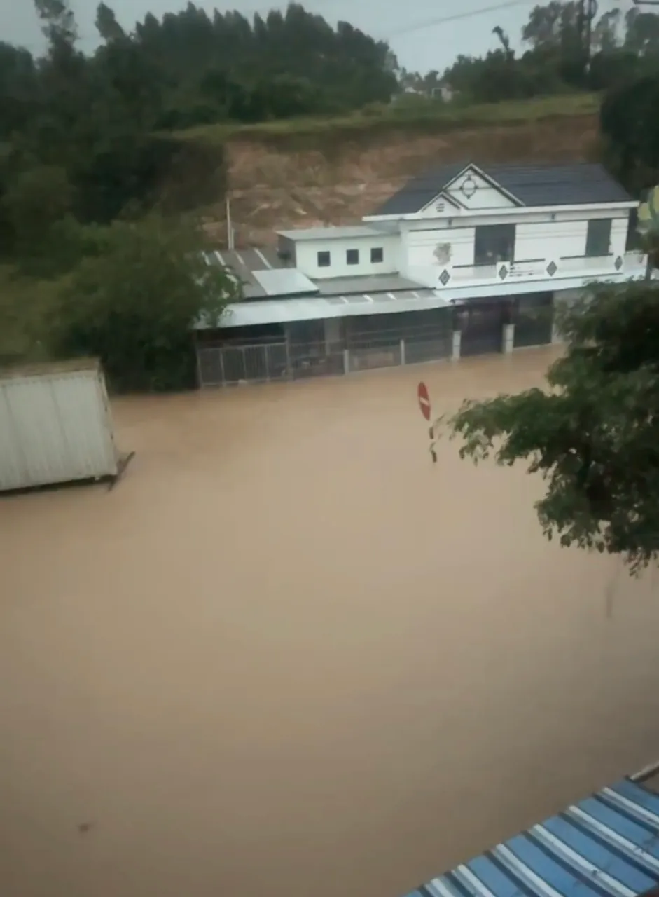 Đắk Lắk: Nước lũ dâng cao trong đêm, nhiều nhà dân bị ngập đến nóc, người dân hoảng loạn cầu cứu - Ảnh 10.