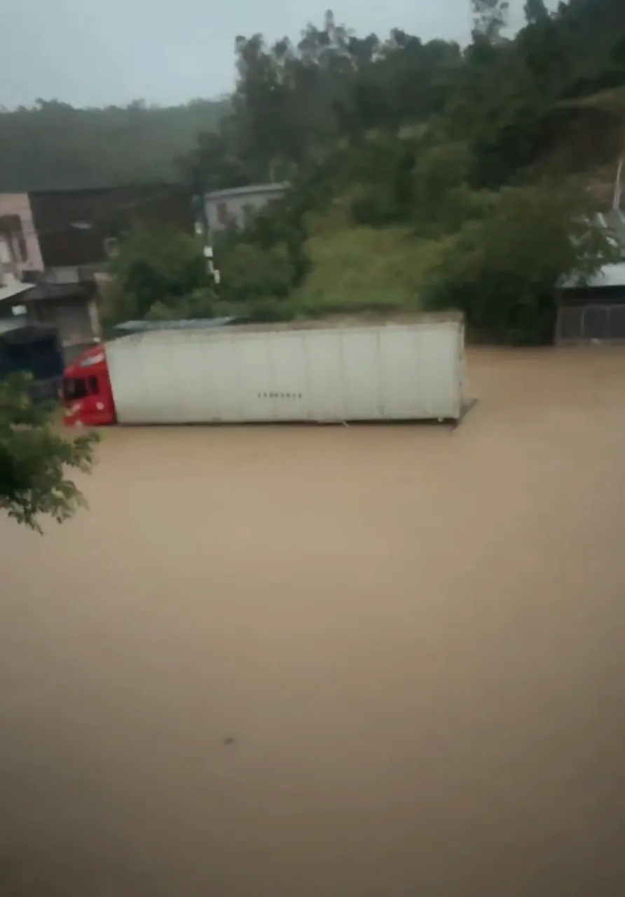 Đắk Lắk: Nước lũ dâng cao trong đêm, nhiều nhà dân bị ngập đến nóc, người dân hoảng loạn cầu cứu - Ảnh 11.