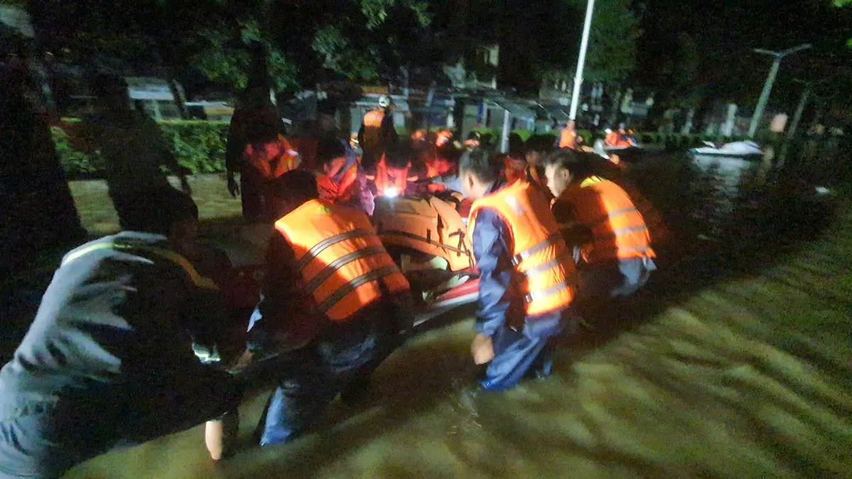 Khánh Hòa: Mưa lũ làm 10 người chết, 2 mất tích. Kích hoạt phương án ứng phó khẩn cấp - Ảnh 3.