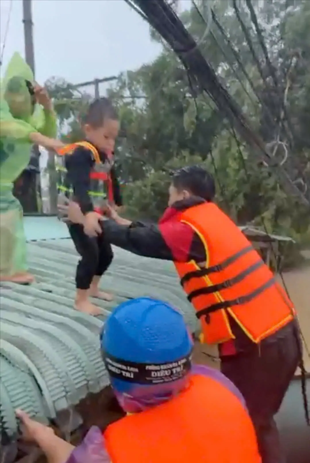 Nước lũ dâng cao bất ngờ, nhiều người dân ở Đông Gia Lai cầu cứu - Ảnh 1.