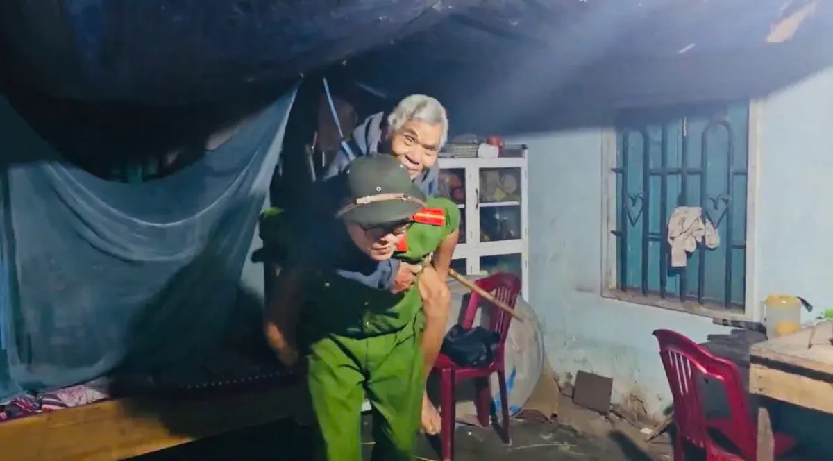 Nước lũ dâng cao bất ngờ, nhiều người dân ở Đông Gia Lai cầu cứu - Ảnh 3.