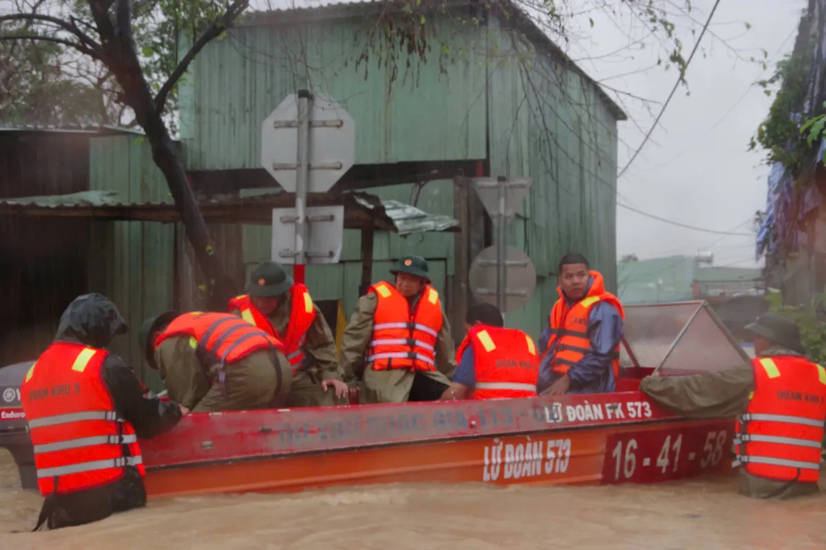 Gia Lai: Lữ đoàn 573 đã tổ chức cơ động lực lượng, phương tiện hỗ trợ nhân dân trong mưa lũ. - Ảnh 2.