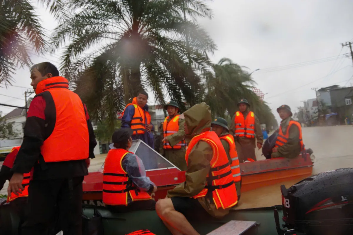 Gia Lai: Lữ đoàn 573 đã tổ chức cơ động lực lượng, phương tiện hỗ trợ nhân dân trong mưa lũ. - Ảnh 1.