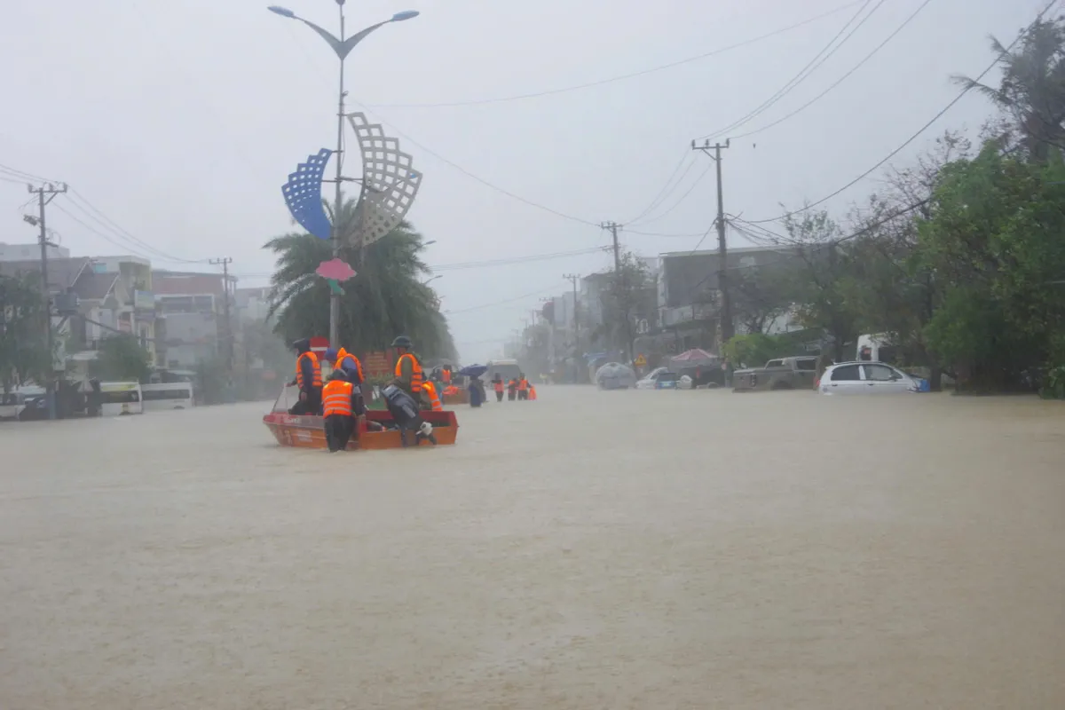 Gia Lai: Lữ đoàn 573 đã tổ chức cơ động lực lượng, phương tiện hỗ trợ nhân dân trong mưa lũ. - Ảnh 3.