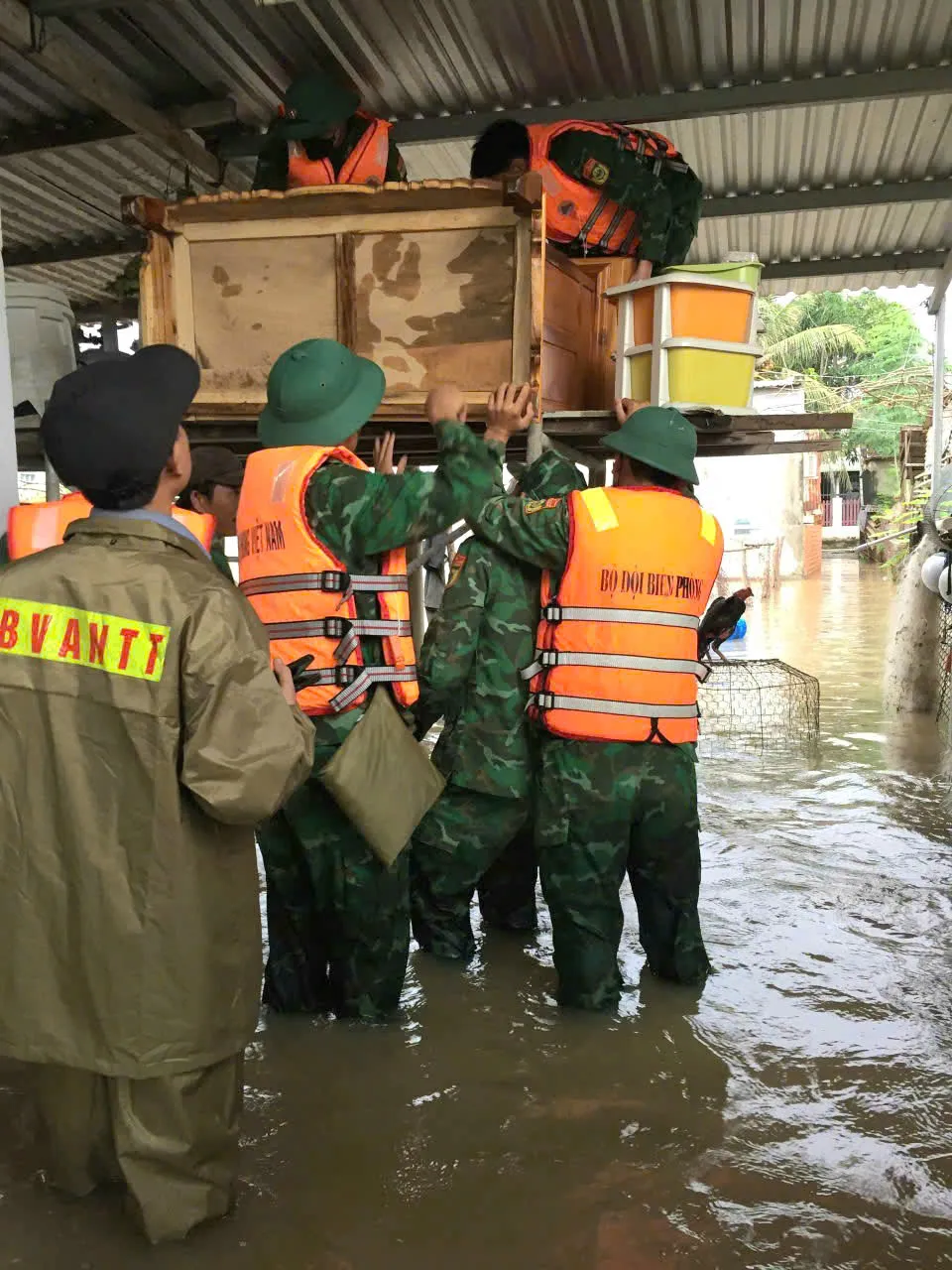Khánh Hòa: Biên phòng huy động mô tô nước chuyên dụng, trắng đêm đưa dân chạy lũ - Ảnh 4.