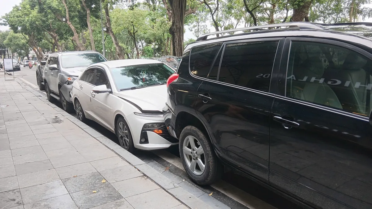 Hà Nội: 4 vụ ô tô tông liên hoàn trên phố Lê Thái Tổ - Ảnh 1.