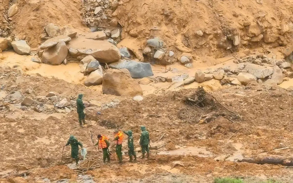 Tiếng nổ xảy ra khi lực lượng đang cứu hộ các nạn nhân bị mất tích trong vụ sạt lở ngày 14/11.