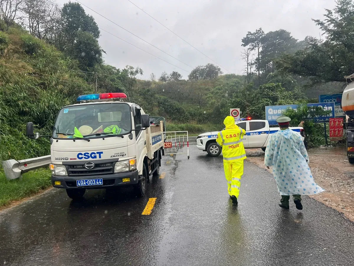 Tạm dừng lưu thông qua đèo Sông Pha do nhiều điểm sạt lở, nguy cơ mất an toàn giao thông- Ảnh 2.