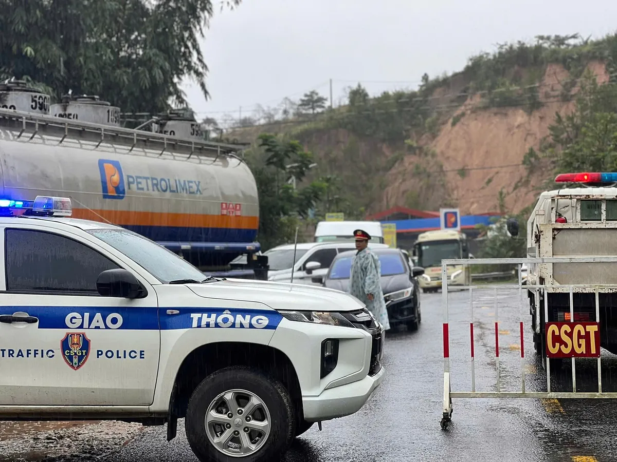 Tạm dừng lưu thông qua đèo Sông Pha do nhiều điểm sạt lở, nguy cơ mất an toàn giao thông- Ảnh 1.