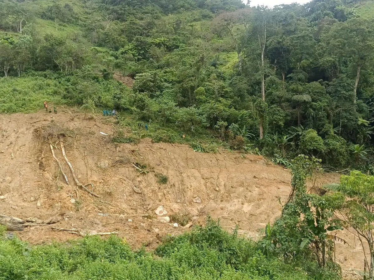 Đ&agrave; Nẵng: N&uacute;i tiếp tục ph&aacute;t nổ, nguy cơ sạt lở nhiều nơi. - Ảnh 1.