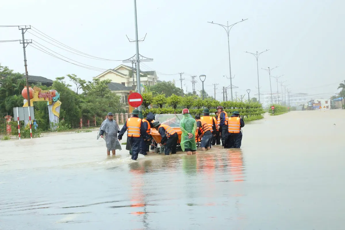 Quân khu 5 triển khai công tác ứng phó với ngập lụt tại Đắk Lắk - Ảnh 2.