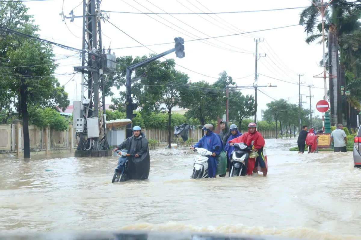 Quân khu 5 triển khai công tác ứng phó với ngập lụt tại Đắk Lắk - Ảnh 3.