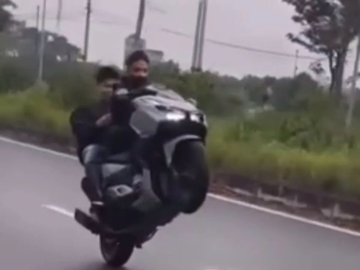 Hà Nội: Tịch thu phương tiện của thanh niên bốc đầu xe trên đường Đặng Công Chất - Ảnh 1.