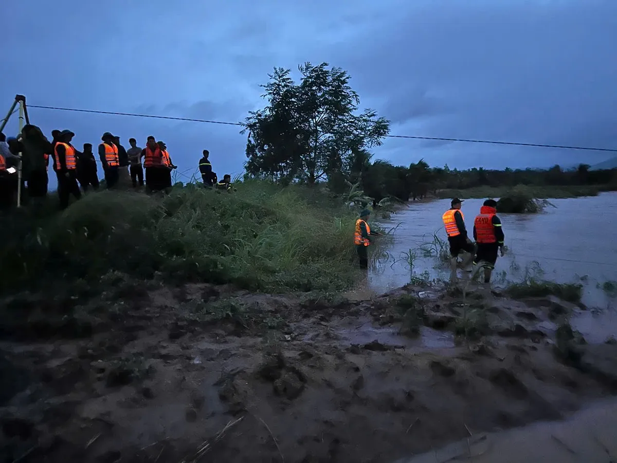 Gia Lai: Bộ đội dùng súng bắn dây chuyên dụng giải cứu 2 người dân bị cô lập trong lũ - Ảnh 1.