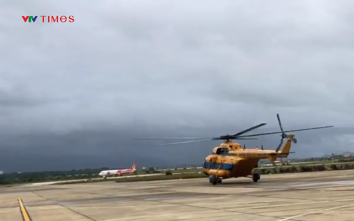 Phó Thủ tướng Hồ Quốc Dũng cơ động bằng trực thăng thị sát các vùng ngập lụt, cô lập ở Khánh Hòa.