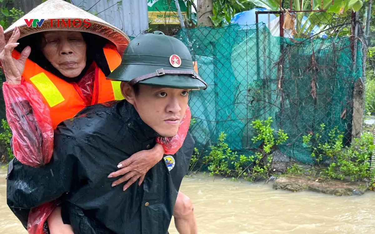 Bộ đội Biên Phòng giúp dân chạy lũ.