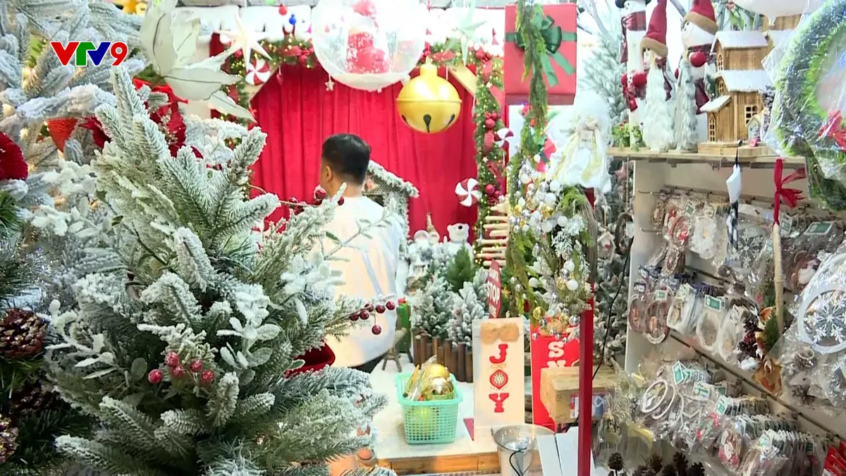 Sôi động thị trường đồ trang trí Noel