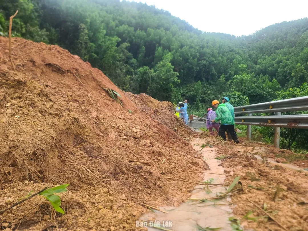Mưa lũ làm 15 người chết và mất tích, hơn 33.000 nhà ngập sâu tại Đắk Lắk- Ảnh 2. Mưa lũ làm 15 người chết và mất tích, hơn 33.000 nhà ngập sâu tại Đắk Lắk- Ảnh 2.