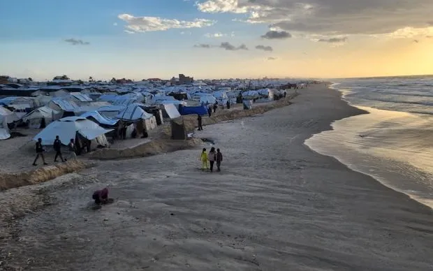 Những căn lều trên bãi biển Khan Younis trong ngày bão tố (Ảnh: The Guardian)