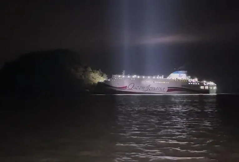 Hàn Quốc giải cứu 267 người trên phà mắc cạn - Ảnh 1.