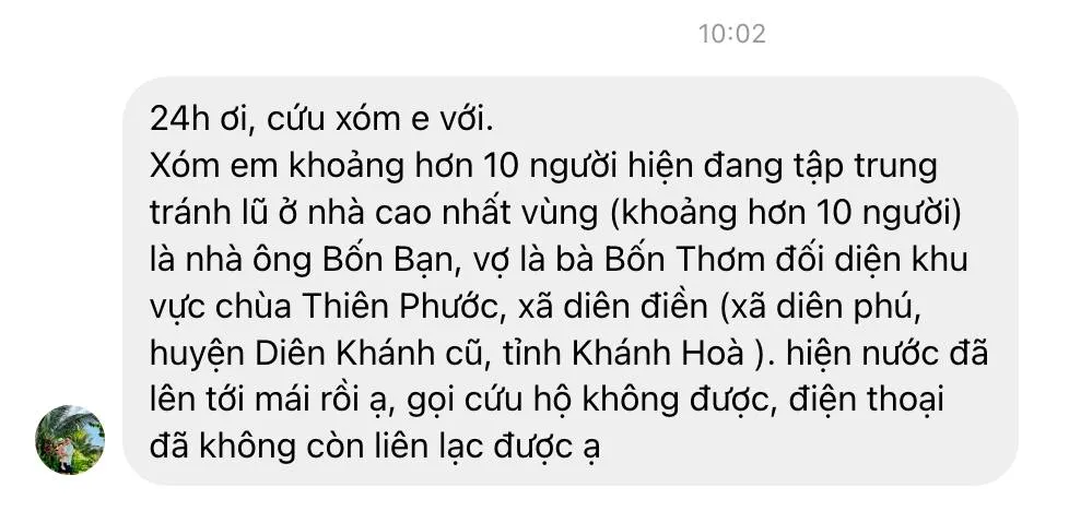 Người dân tại các tỉnh miền Trung kêu cứu do nước lũ dâng cao - Ảnh 4.