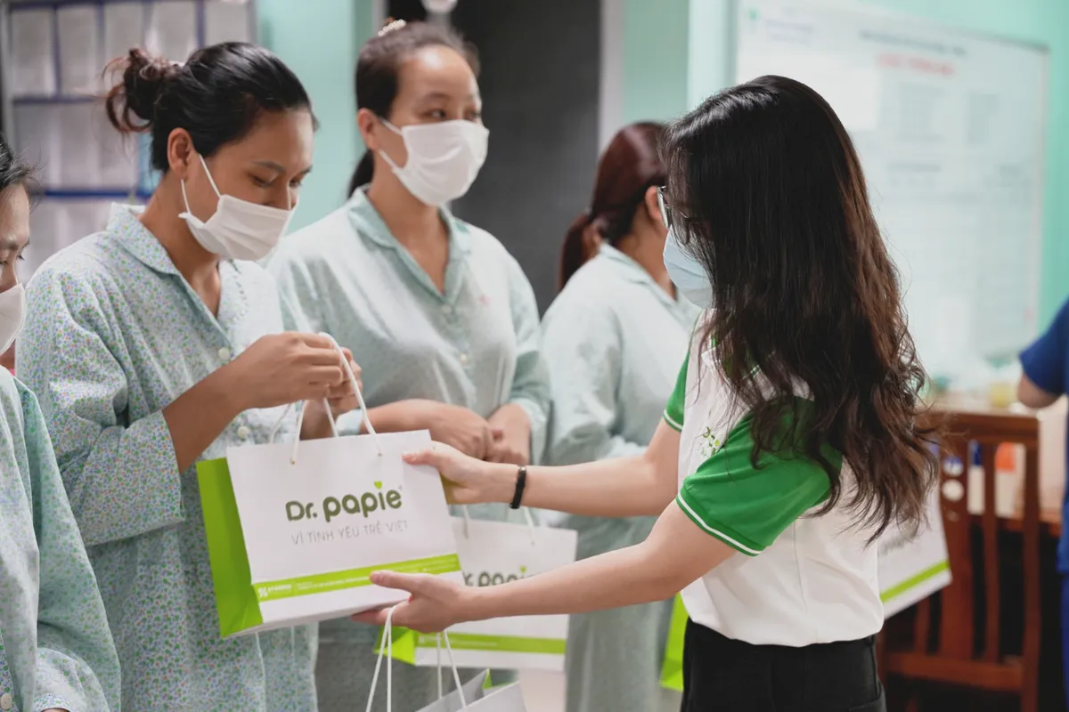Lan tỏa yêu thương nhân Ngày Trẻ Sinh Non: Dr.Papie mở rộng chiến dịch hỗ trợ tại bốn bệnh viện tuyến đầu- Ảnh 4.