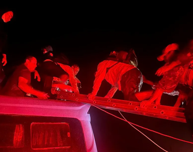 Giải cứu thành công 33 người trên xe khách mất lái giữa dòng lũ - Ảnh 1.