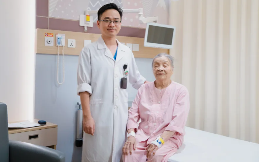 Cứu tim cụ bà 91 tuổi bằng nong bóng phủ thuốc- Ảnh 4.